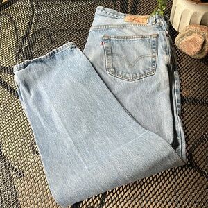 Levis 550 relaxed fit w distressed knee